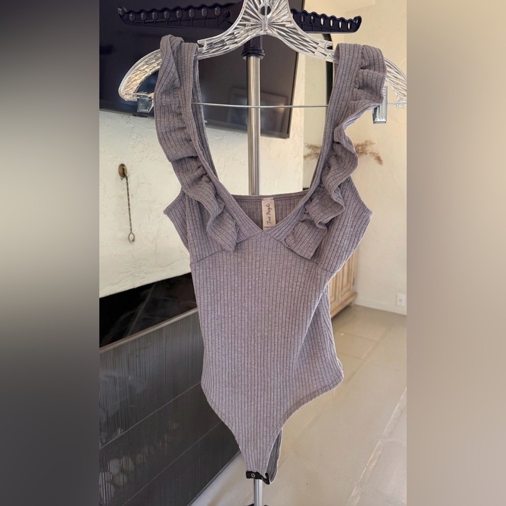 May Pink Ribbed Ruffle V-Neck Bodysuit Heather Grey Sleeveless Womens Medium